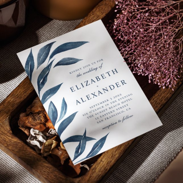 Convite Casamento de folhas florais azuis de marinho imper (Criador carregado)