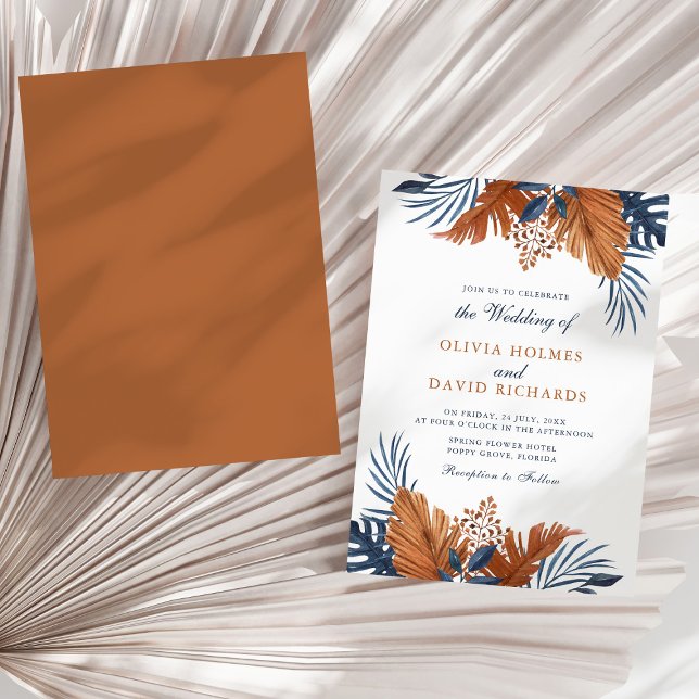 Convite Casamento de Folhas Marrom Rústico e Azul Meia-Noi (Rustic Brown and Midnight Blue Leaves Wedding Invitation on a sunny neutral dry palm leaf.)