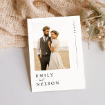 Convite Casamento de Foto de Destino Russo Moderno<br><div class="desc">Estes convites de casamento elegantes e minimalistas capturam a essência do seu dia especial. Apresentando uma foto impressionante do casal,  o design preto e branco adiciona sofisticação do eterno. Perfeito para uma praia,  costeira,  ou casamento rústico,  eles definem o tom ideal para sua celebração.</div>