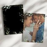 Convite Casamento de Foto Dourada Preta, Verde Impressiona<br><div class="desc">Entra num mundo de encantamento com o convite de casamento para o seu casamento de primavera botânico. Adorado com eucalipto verde sábio e sotaques dourados, este convite expele elegância e capricho moderno. Imaginem passear por um jardim de verão mágico, rodeado pelos sons suaves da natureza. A design captura sem esforço...</div>