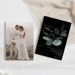 Convite Casamento de Foto Negra Moderna em Verde<br><div class="desc">Este design de convite para casamento de fotos em preto verde moderno apresenta fácil mistura e combinar estilos de coordenação em preto e branco com elementos verdes delicados, acrescentando um florescimento gracioso em torno de uma simples tipografia sofisticada e um belo roteiro de caligrafia. A aquarela eucalipto e outras folhas...</div>