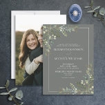 Convite Casamento de Foto Verde Eucalyptus Botanical Sage<br><div class="desc">Crie o convite de casamento perfeito e moderno com este elegante design floral botânico de cor d'água do eucalipto com um fundo verde sábio e uma caligrafia elegante. A parte de trás do convite apresenta a sua fotografia de noivado favorita. Entre em contato com o designer para produtos correspondentes. Veja...</div>