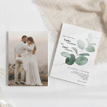 Convite Casamento de Fotografia Branca Moderno Greenery<br><div class="desc">Este design de convite para casamento de fotos brancas e verdes moderno apresenta uma mistura fácil e estilos de coordenação de combinar em preto e branco com elementos verdes delicados, acrescentando um florescimento gracioso em torno de uma simples tipografia sofisticada e um belo roteiro de caligrafia mínimo. A aquarela eucalipto...</div>