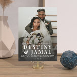Convite Casamento de Fotografia do Casal Moderno<br><div class="desc">Simples noiva de convite para casamento de fotos de casal moderno e noiva com cobertura branca e uma ousada tipografia serif moderna. Consulte o cheio de materiais de casamento para este design em: https://www.zazzle.com/collections/modern_typography_black_wedding_suite-119179556352495790</div>