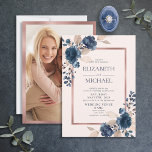 Convite Casamento de Fotografia Floral Azul Cor-de-Rosa ro<br><div class="desc">Moderno e moderno, este design de convite para o casamento apresenta florais de rosa de aquarela em azul marinho e cor-de-rosa poeirenta, com uma caixa de texto de folha de papel e textura de rosa dourada no verso que faz fronteira com sua foto de noivado favorita. Muito obrigado por apoiar...</div>