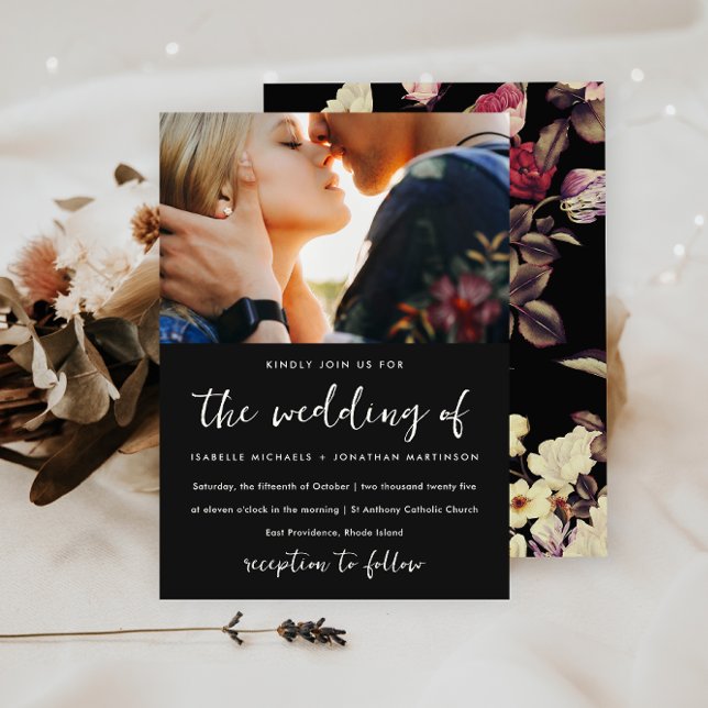Convite Casamento de Fotografias com Padrão Floral Moody (Elegant moody floral wedding invitation features lovely vintage look flowers on a black background.)