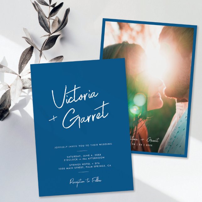 Convite Casamento de Fotografias com Script Azul Mínimo Mo (modern minimal elegant blue and white handwritten script one photo wedding invitation)