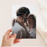 Convite Casamento de Fotografias com Script Minimalista Wh<br><div class="desc">Este convite de casamento de fotos minimalista e sombrio é perfeito para o seu casamento clássico de preto e branco e mínimo moderno. A design apresenta uma caligrafia elegante, delicada e romântica escrita à mão com tipografia formal do chique. O olhar vai correr bem em qualquer época de casamento: primavera,...</div>