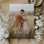 Convite Casamento de Fotografias de Nomes Simples Modernos<br><div class="desc">Nomes de Tipo Simples Modernos O Convite para Casamento Fotográfico mostra sua foto de noivado do tamanho do cheio para anunciar seu próximo casamento. A tipografia moderna cria um convite elegante e mínimo.</div>