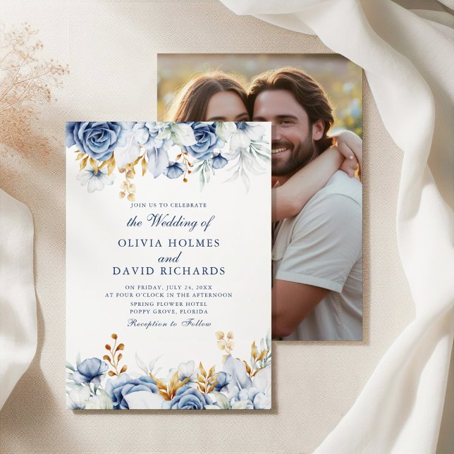 Convite Casamento de Fotografias do Casal Floral Azul e Do (Elegant Blue and Gold Floral Couple Photo Wedding Invitation on a white elegant fabric)