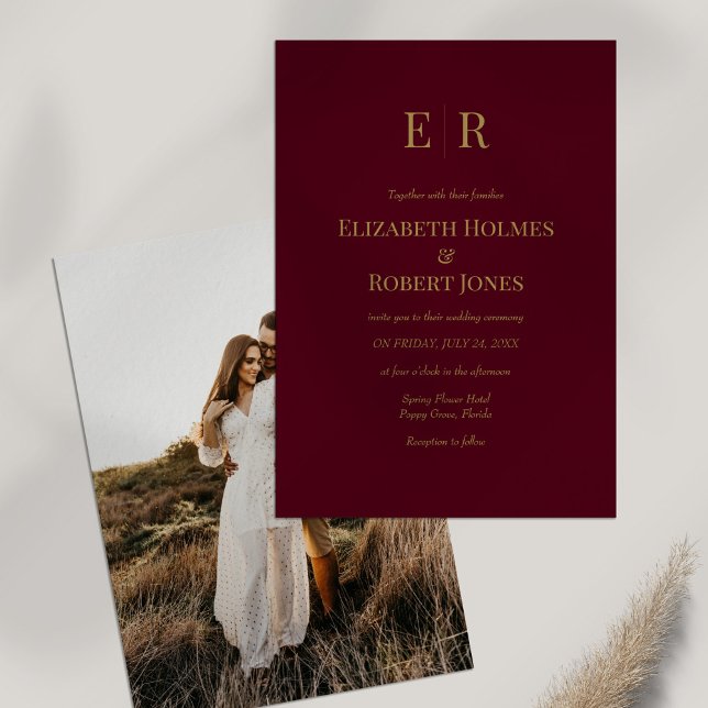 Convite Casamento de Fotografias Personalizadas do Monogra (Burgundy Gold Monogram Custom Photo Wedding Invitation on white table with dry wildflower.)