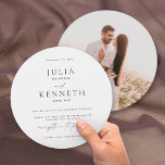 Convite Casamento de Fotos Branco e Preto Minimalista<br><div class="desc">Este simples convite de casamento com fotografia do casal, a redação tradicional e a tipografia moderna sempre parecerá fresco e chique. Sinta-se livre para editá-lo com seus nomes e data, local e hora do casamento. Os cartões de resposta e detalhes correspondentes, bem como os artigos de papelaria do dia também...</div>