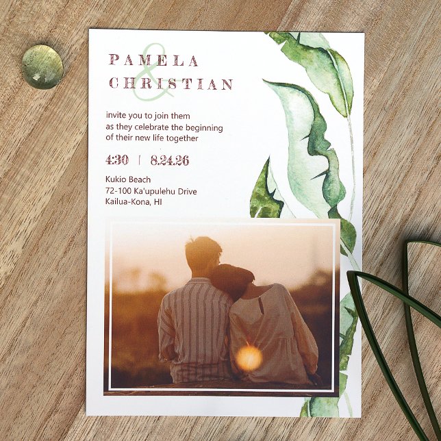 Convite Casamento de Fotos de Folhas Tropicais Verde Marro (Light Green Tropical Leaves Photo Wedding Invitation, Sage Green and Brown Theme Colors)