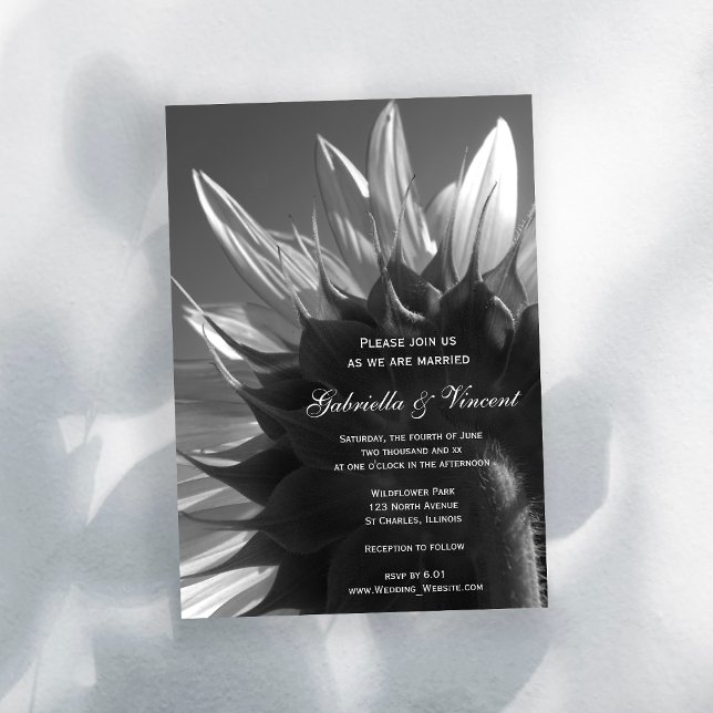 Convite Casamento de Girassol no Jardim Negro e Branco (Invite guests to your garden party marriage with the Black and White Sunflower Wedding Invitation.)