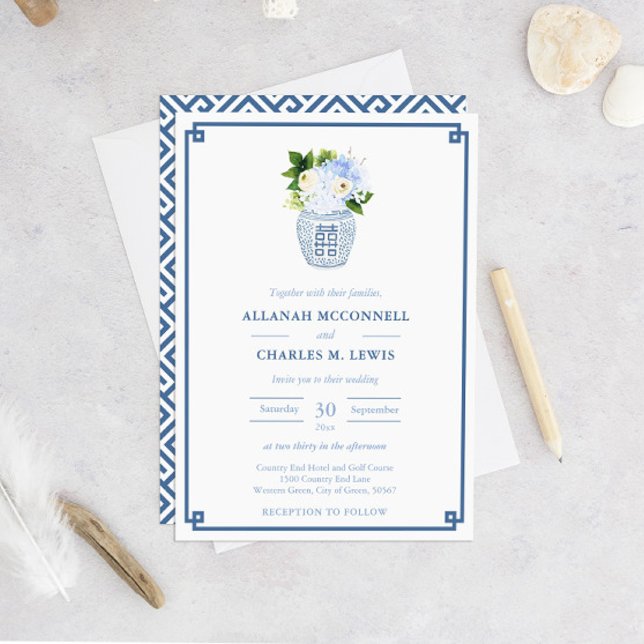 Convite Casamento de Jar de Gengibre Azul Floral e Branco (Blue And White Ginger Jar Greek Key Chinoiserie Chic Wedding Invitation)