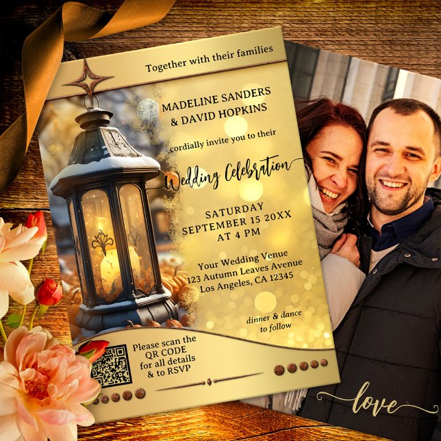 Convite Casamento de Lanterna Dourada de Queda Moderna (Boho fall wedding invitation featuring a festive lantern with pumpkins on sparkling gold + QR code)