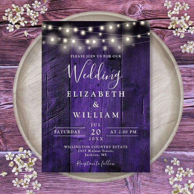 Convite Casamento de Luzes de Corda de Madeira Rústica Rox (Purple Rustic Barn Wood String Lights Wedding Invitation)