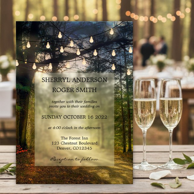 Convite Casamento de Luzes de Cordas de Floresta Encantada (Elegant wedding invitation featuring a path in an enchanted forest with festive string lights.)