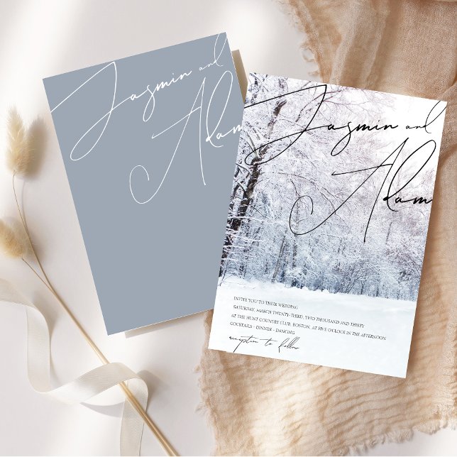 Convite Casamento de Manuscrito de Floresta Azul com Neve  (Winter Snow Dusty Blue Woodland Script Wedding Invitation)