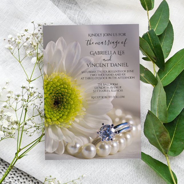 Convite Casamento de margarida branca e anel de diamante (Invite guests to your marriage ceremony with the pretty White Daisy and Diamond Wedding Invitation.)