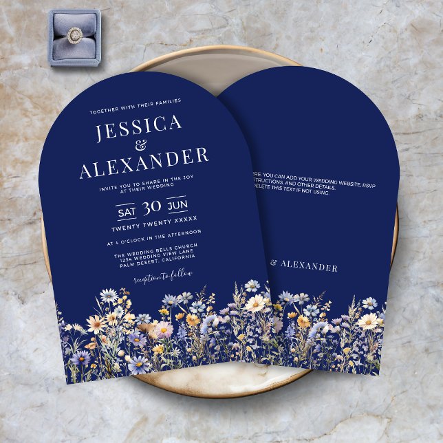 Convite Casamento de Marinho de Arca Elegante de Flores Se (Dusty Blue Wildflowers Elegant Arch Navy Wedding Invitation with Optional Info on Back.)
