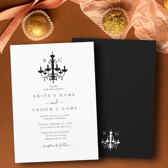 Convite Casamento de Monograma de Chandelier Branco Preto  (Elegant Black White Chandelier Monogram Wedding Invitation)
