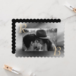 Convite Casamento de Monograma de Foto Branca e Chic Preta