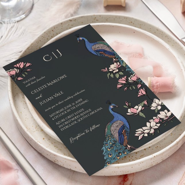 Convite Casamento de Peacock Floral Negro Elegante (Modern Rustic Black Wedding Invitations. Hand-Drawn Blue Peacocks Perched on Magnolia Branches.)
