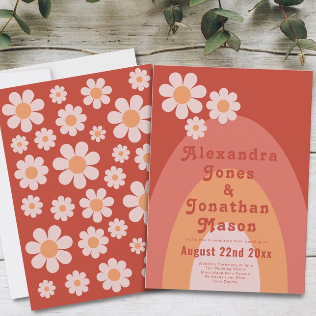Convite Casamento de Pêssego Moderno dos anos 70 (Retro 70s vintage daisy arch orange wedding invitation with groovy typography )