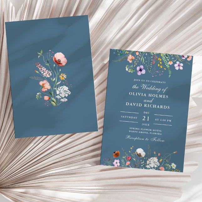 Convite Casamento de Prados de Flores Selvagens de Molho A (Soft Blue Watercolor Wildflower Meadow Wedding Invitation on a sunny neutral dry palm leaf.)