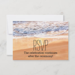 Convite Casamento de Praia Casual com Ondas Douradas RSVP