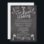 Convite Casamento de Praia de Palm Tree Chalkboard<br><div class="desc">Celebre núpcias na costa com esta palmeira com um esboço na lousa com aspecto branco no giz. Excelente de uma vintagem rústica em um casamento na praia. Design Copyright © CustomInvitesOnline.com</div>