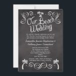 Convite Casamento de Praia de Palm Tree Chalkboard<br><div class="desc">Celebre núpcias na costa com esta palmeira com um esboço na lousa com aspecto branco no giz. Excelente de uma vintagem rústica em um casamento na praia. Design Copyright © CustomInvitesOnline.com</div>