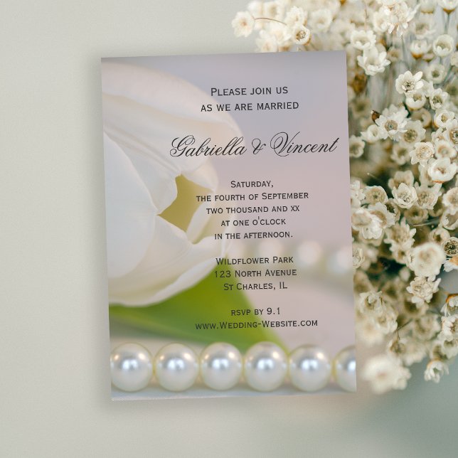 Convite Casamento de primavera com Tulipas Brancas e Pérol (Invite guests to your springtime marriage with the White Tulip and Pearls Spring Wedding Invitation.)