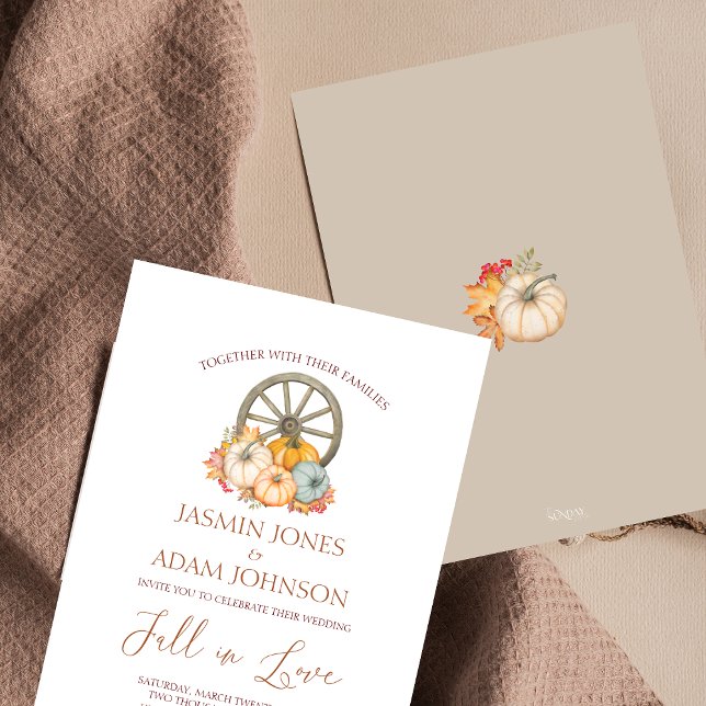 Convite Casamento de Rodas de Colheita de outono Russo de  (Fall in Love Autumn Fall Harvest Pumpkins Wedding Invitation)