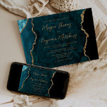 Convite Casamento de Script Agate Dourado Azul Teal<br><div class="desc">A borda esquerda deste elegante convite de casamento moderno apresenta uma cor azul-lacrimogênea agata borda com falsa brilho dourado. O texto personalizável combina um script moderno de cor dourada,  fontes copperplate e itálico. O verso apresenta um design de chaleira e de agata dourada.</div>