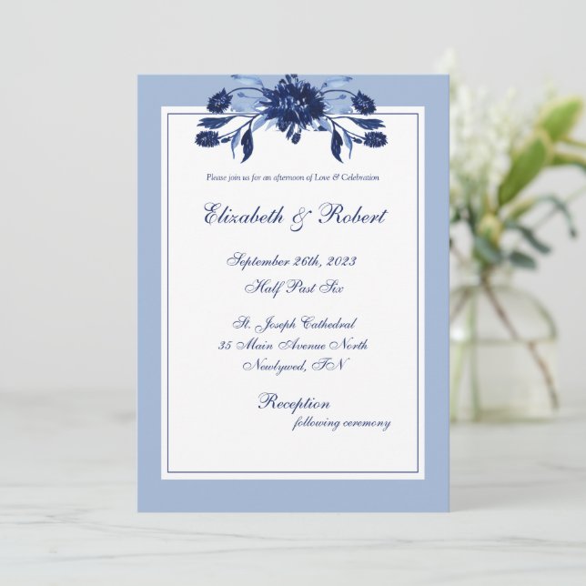 Convite Casamento de Script Chic Floral Azul Elegante (Em pé/Frente)