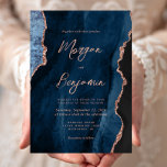 Convite Casamento de Script de Agate Dourado Azul Rosa Mar<br><div class="desc">Este elegante convite de casamento apresenta uma imagem de fundo da marinho azul-aquarela agada,  aparada com falso rosa dourado. O texto personalizável combina a letra rosa rosa moderna,  a letra copperplate e a letra itálico. O verso apresenta um design de agate rosa e azul-marinho de coordenação.</div>