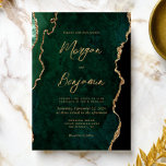 Convite Casamento de Script de Agate Verde Moderno Emerald<br><div class="desc">Este elegante convite de casamento apresenta uma imagem de fundo da emerald green watercolor agate,  aparada com falso brilho dourado. O texto personalizável combina manuscrito,  protetor e fontes itálicas de cor dourada. O verso apresenta um design de esmeralda verde e ouro.</div>