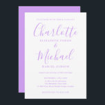 Convite Casamento de Script de Assinatura Lilac da lavanda<br><div class="desc">Apresentando nomes de estilo de assinatura,  este convite elegante de casamento pode ser personalizado com suas informações em caracteres quicos. Projetado por Thisnotme©</div>