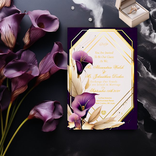 Convite Casamento de Script Floral na moda Purple Calla Li (Stylish and Chic Deep Violet Purple and Gold Calla Lilies Wedding Invitation.)