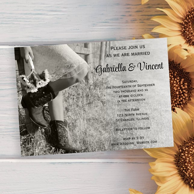 Convite Casamento de serraria de Cowgirl e Sunflower (Invite guests to your farm marriage with the charming Cowgirl & Sunflowers Ranch Wedding Invitation.)