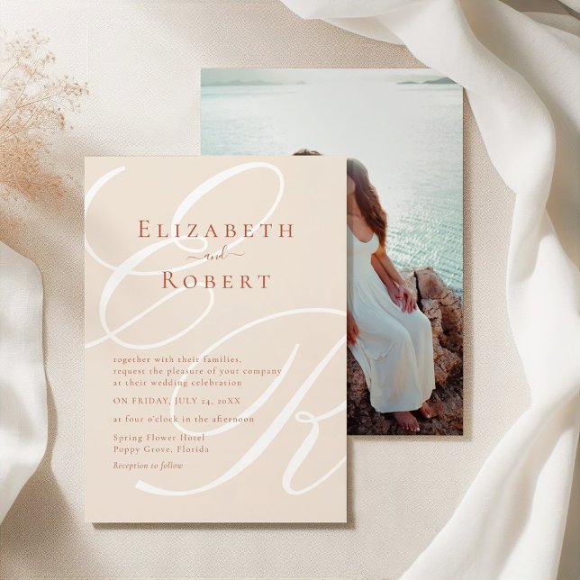 Convite Casamento de terracotta monograma e fotos minimali (Minimalist Terracotta Monogram & Photo Wedding Invitation on an elegant silky tableclothes)