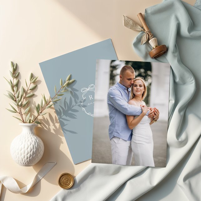 Convite Casamento do Arco de Fotografia do noivado e do Mo (Engagement Photo Bow & Ribbon Monogram Wedding Invitation)