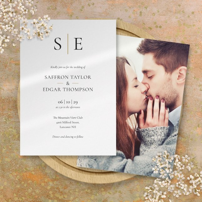 Convite Casamento Dourado de Fotografias a Preto do Monogr (Elegant Monogram Gold Black Photo Wedding Invitation)