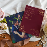 Convite Casamento Dourado Floral Nada Fotográfico do Rico<br><div class="desc">Este convite de casamento para fotos de ouro sem graça, nada de rico, apresenta um belo e sofisticado pano de fundo de merlot escuro com elegante caligrafia de ouro e embelezamentos florais dourados. A história da cor da joia e os sotaques botânicos do ouro, juntamente com uma guião minimamente delicada,...</div>