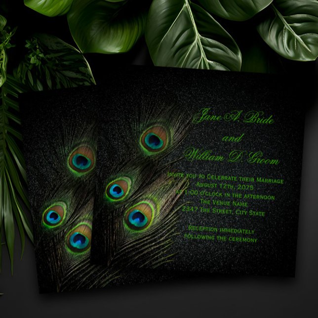 Convite Casamento Dourado Pavão Negro Elegante Emerald Gre (Elegant peacock wedding invitations with beautiful peacock feathers on a black background.)