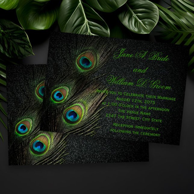 Convite Casamento Dourado Pavão Verde Negro Elegante (Elegant peacock wedding invitations with colorful peacock feathers on a dark background.)