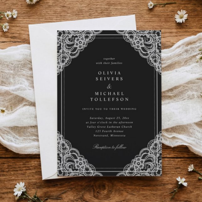 Convite Casamento Elegante Clássico Preto e Branco com Ren (Black wedding invitation with white lace corners and elegant white calligraphy text)