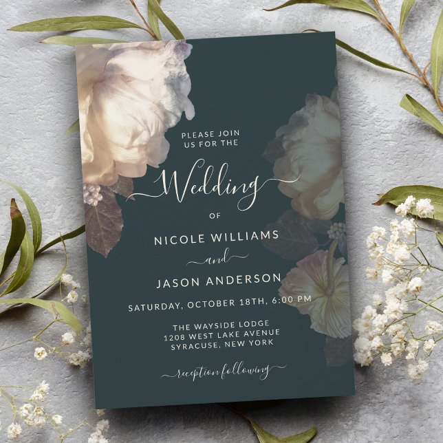 Convite Casamento Elegante Romântico Blooms Floral (A romantic wedding invitation with elegant white florals.)